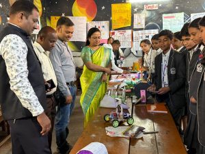 सेंट जेवियर हाई स्कूल में प्रदर्शनी: बाल दिवस पर छात्रों ने लगाया कला, साहित्य और विज्ञान का मेला