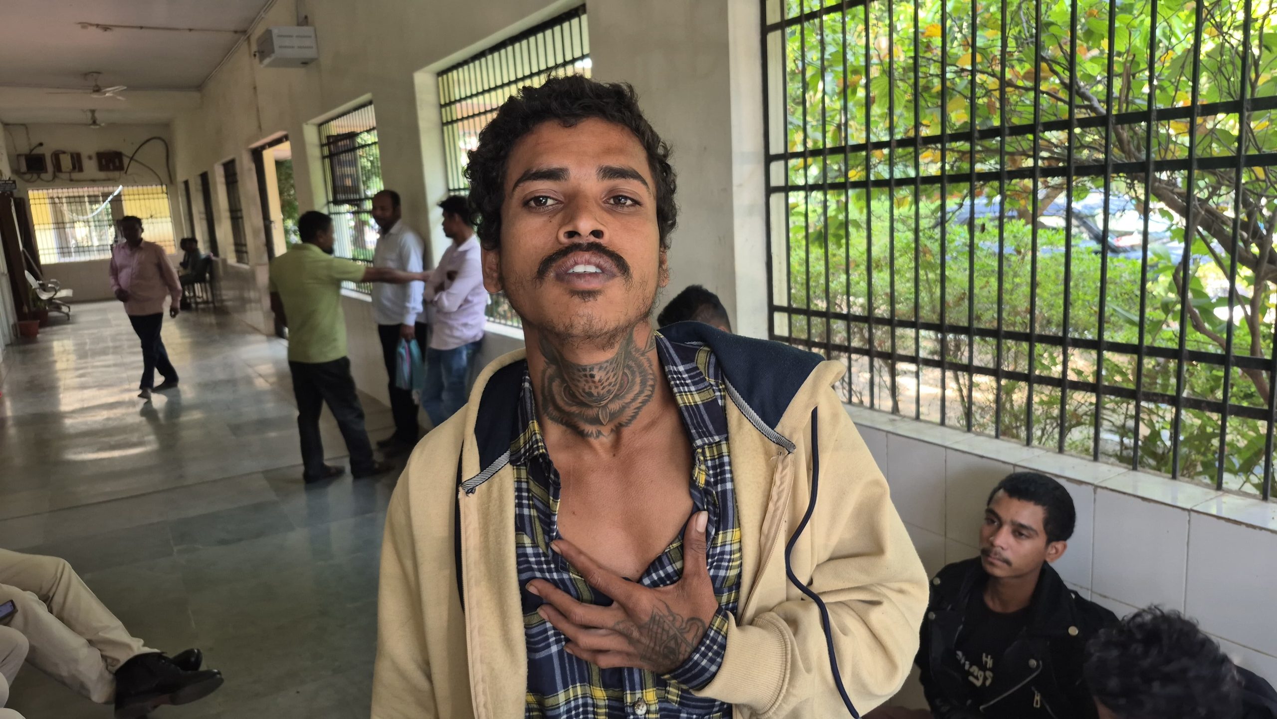 बाइकर्स गैंग सरगना के गले में उल्लू का टैटू