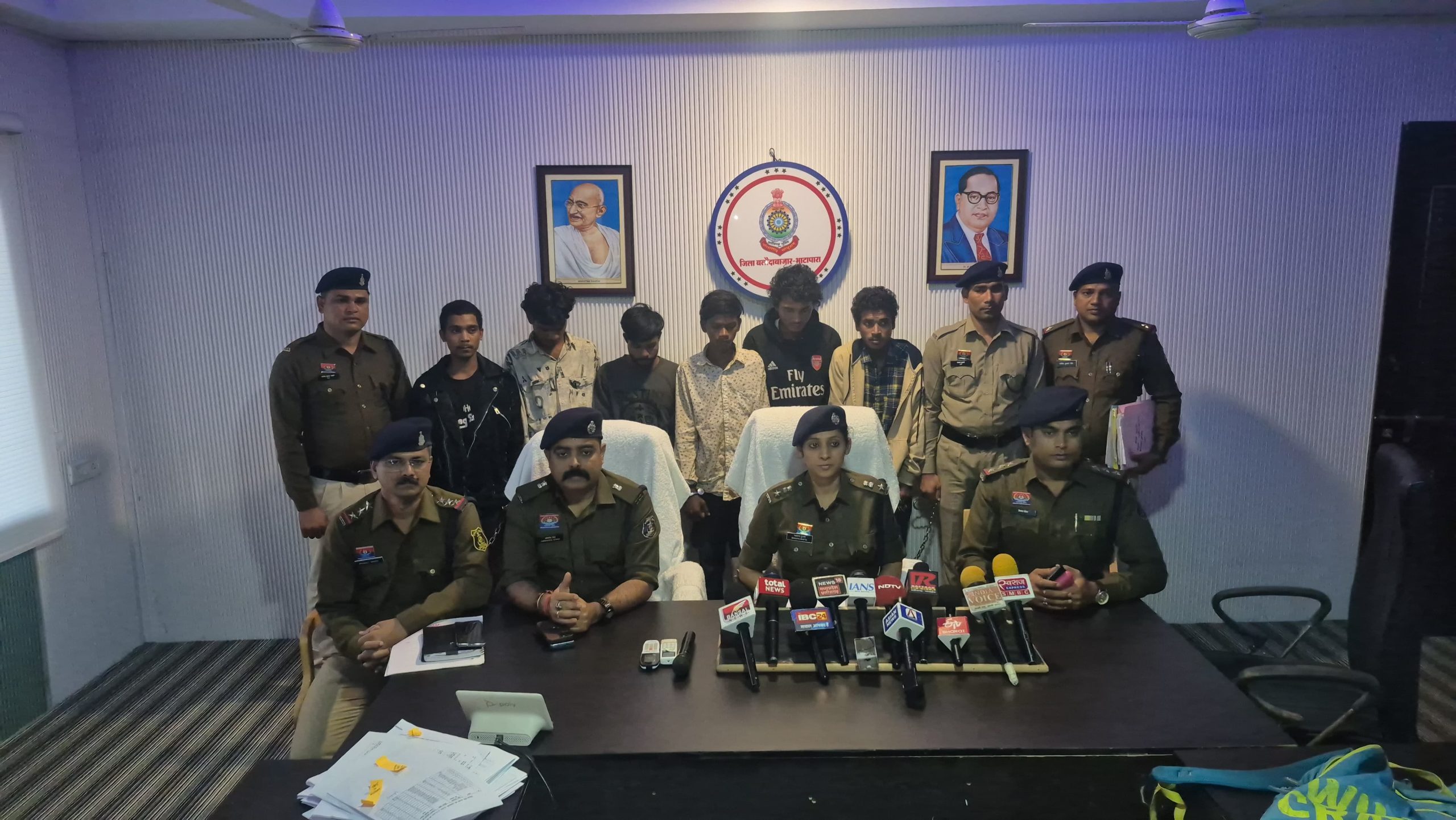 बाइकर्स गैंग सरगना के गले में उल्लू का टैटू