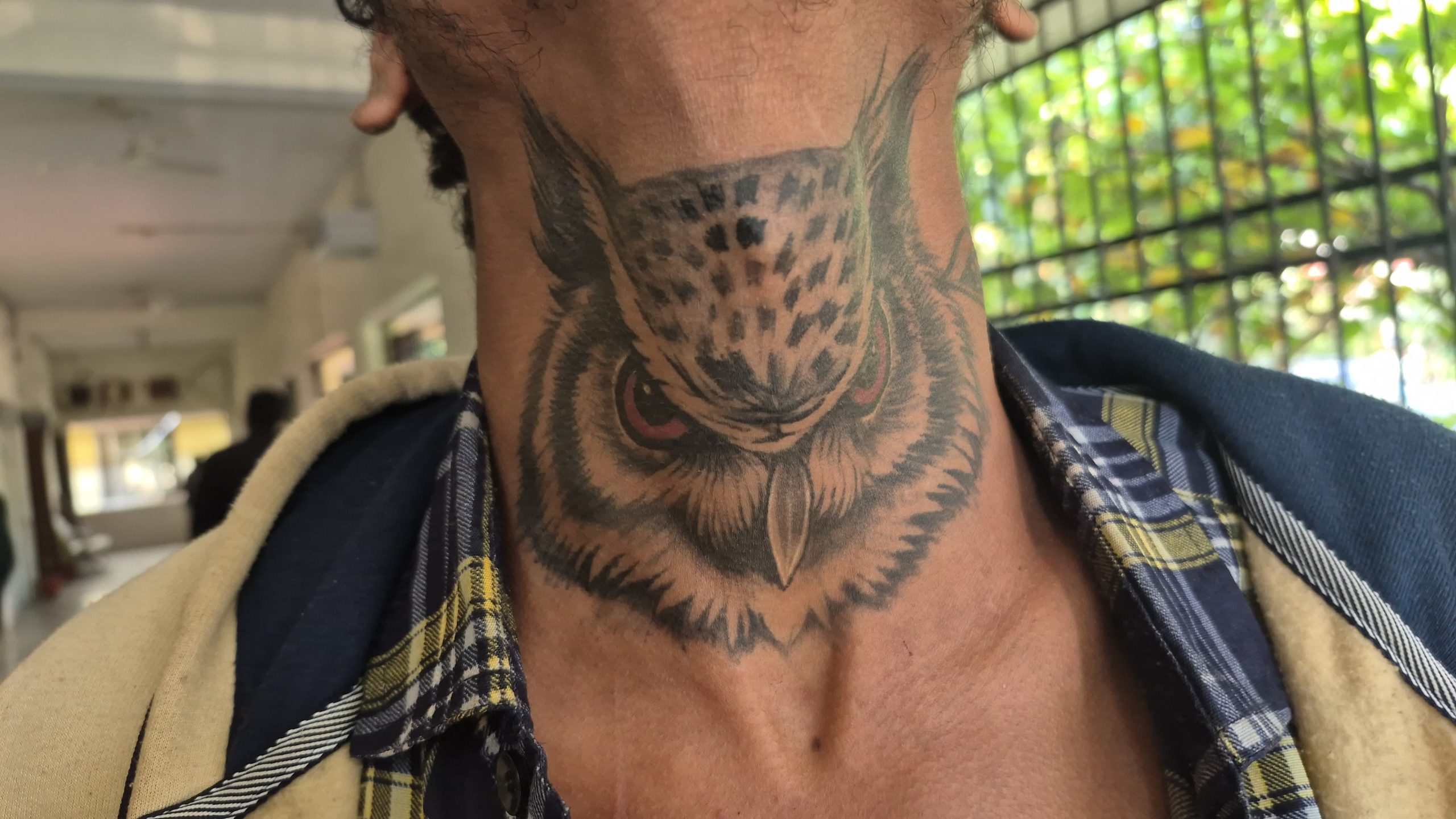 बाइकर्स गैंग सरगना के गले में उल्लू का टैटू