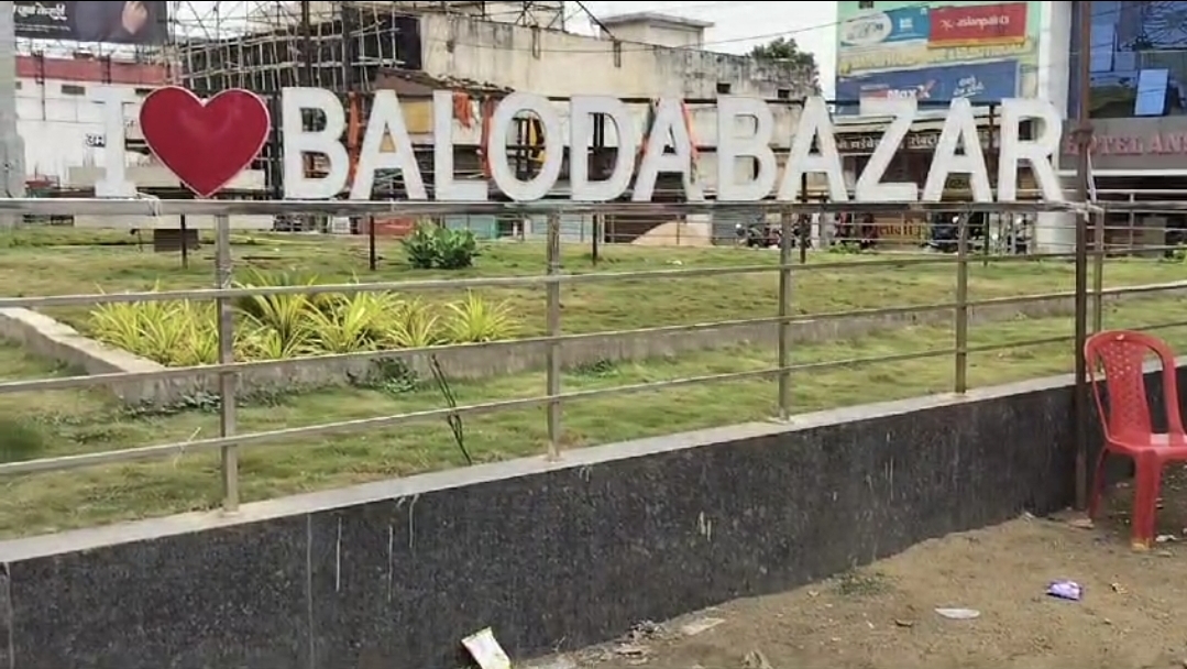 बुलेट से फूट रहे पटाखे पर है प्रशासन की चुप्पी: क्या जांच के नाम पर खानापूर्ति कर रही है बलौदा बाजार पुलिस